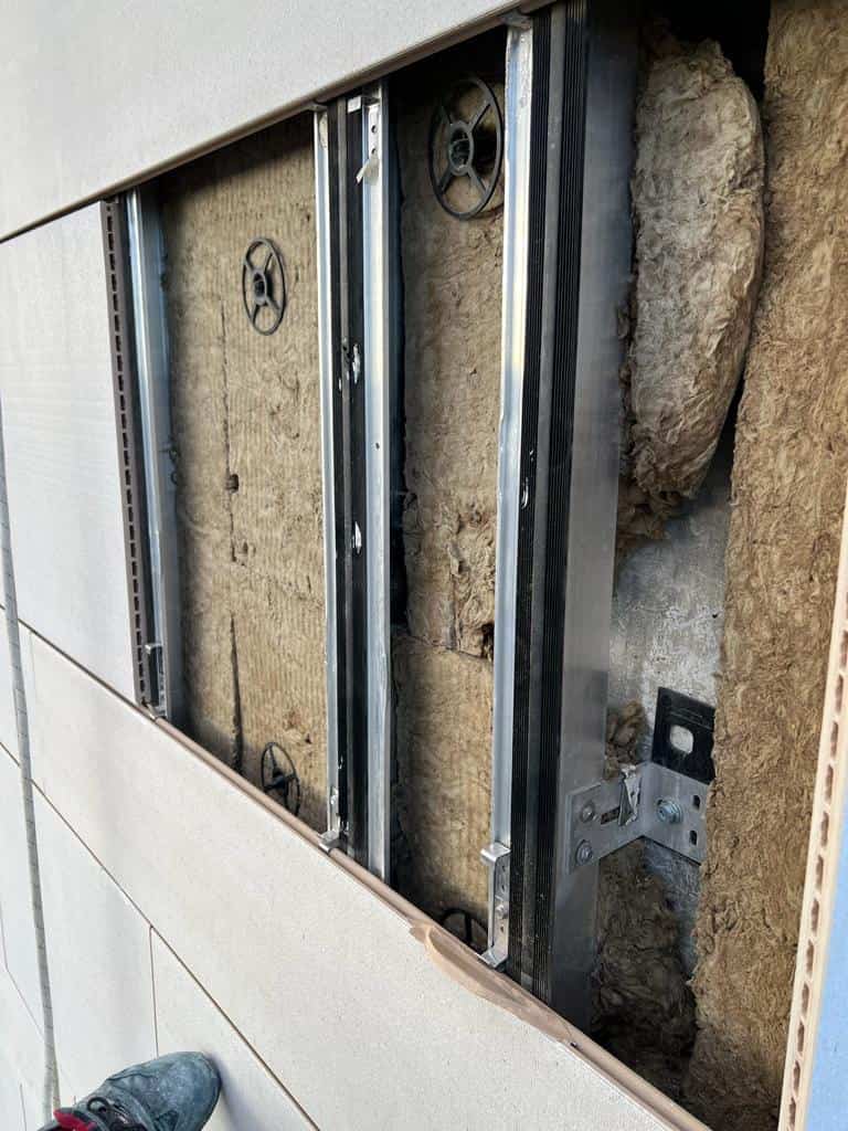 Montaje de lana de roca y subestructura de fachada ventilada en Zaragoza