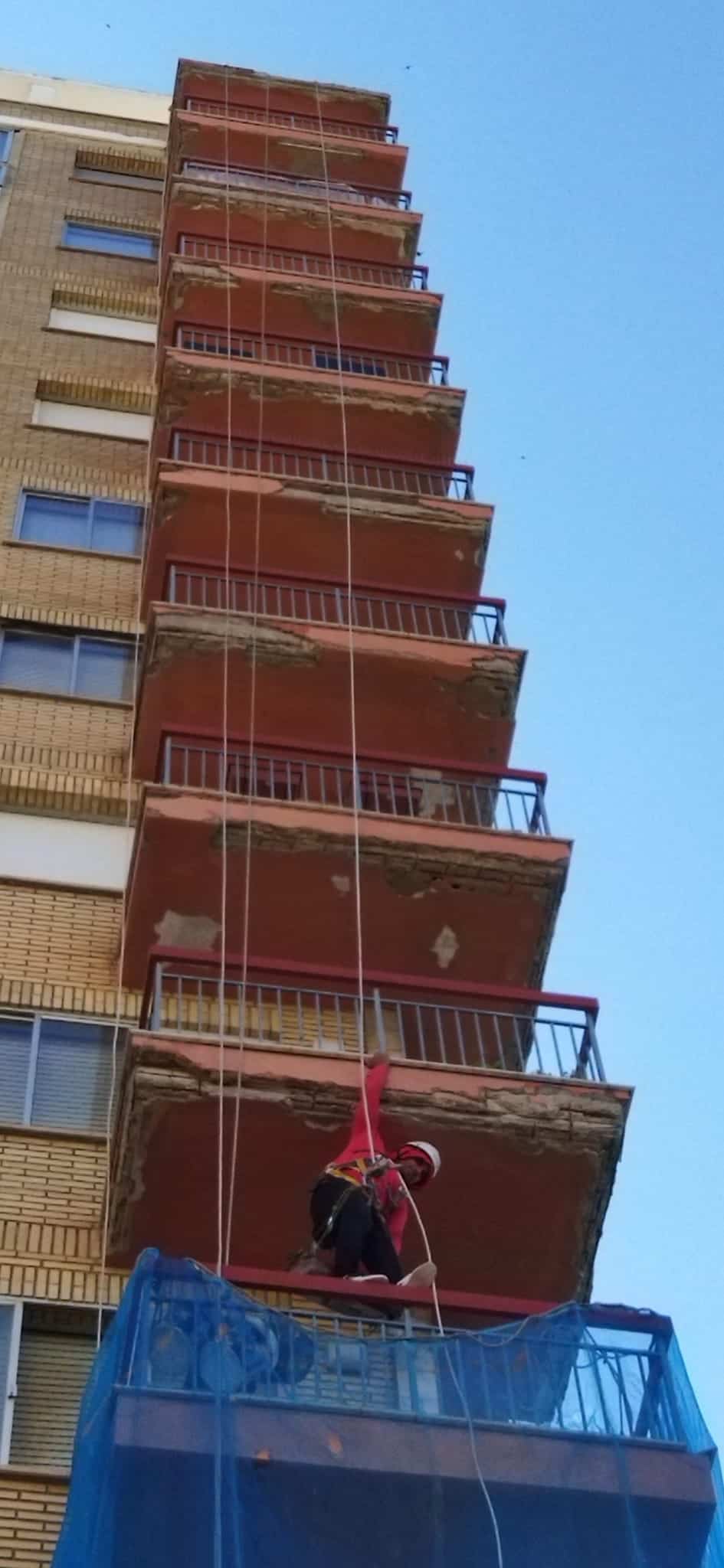 Trabajos verticales en altura colgado con cuerdas en Zaragoza